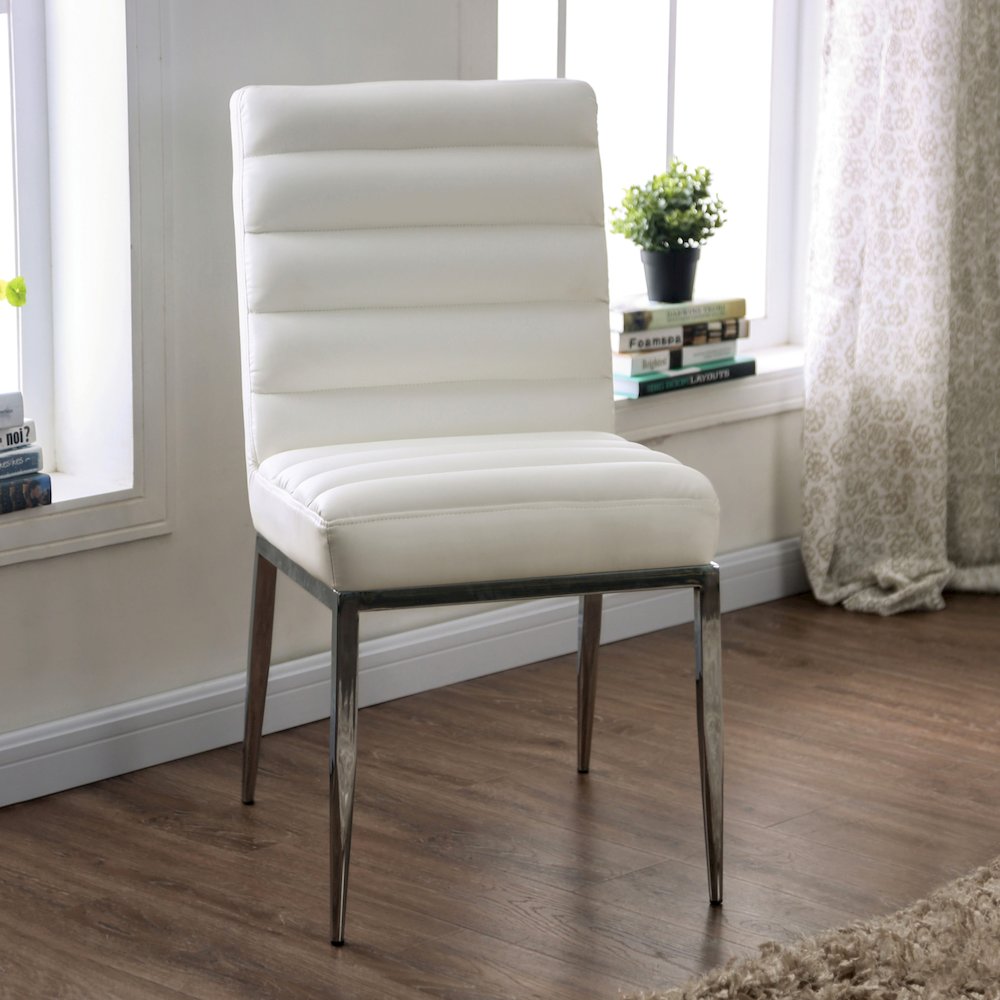 Bridgerville White Faux Leather Side Chair (Set of 2). Picture 2