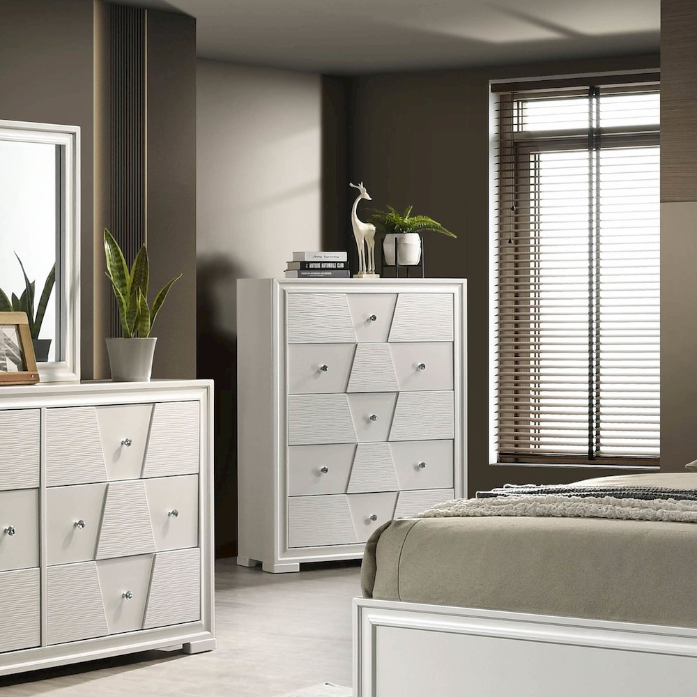Rein Modern Solid Wood 5-Drawer Chest in White. Picture 4