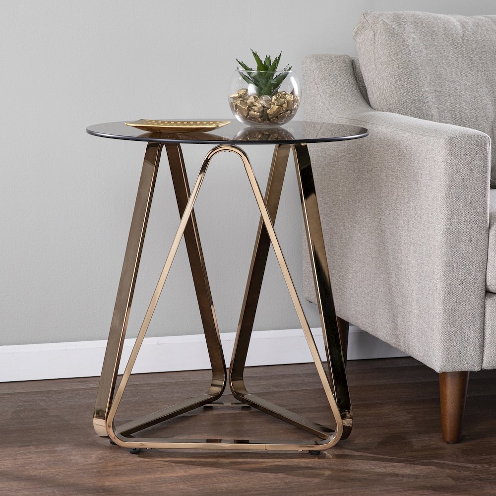Stondon Round End Table. Picture 2