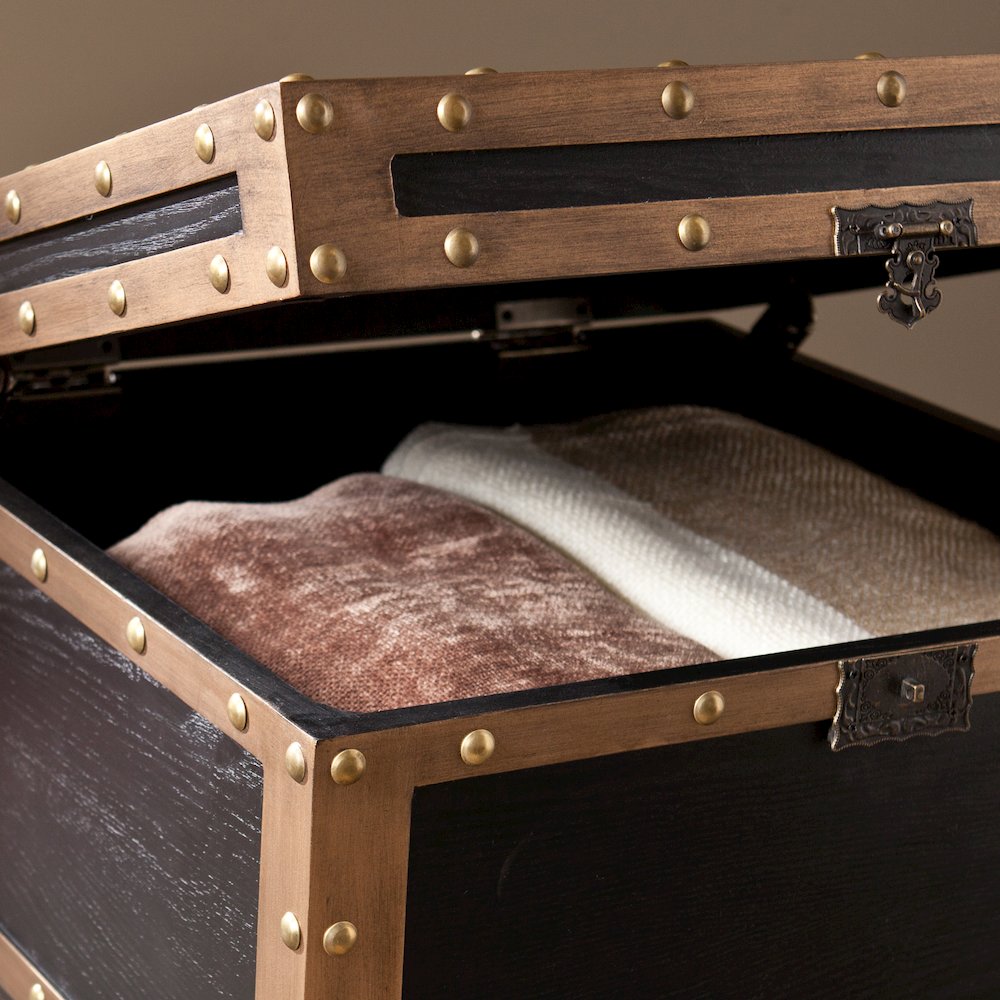 Drifton Travel Trunk End Table. Picture 3