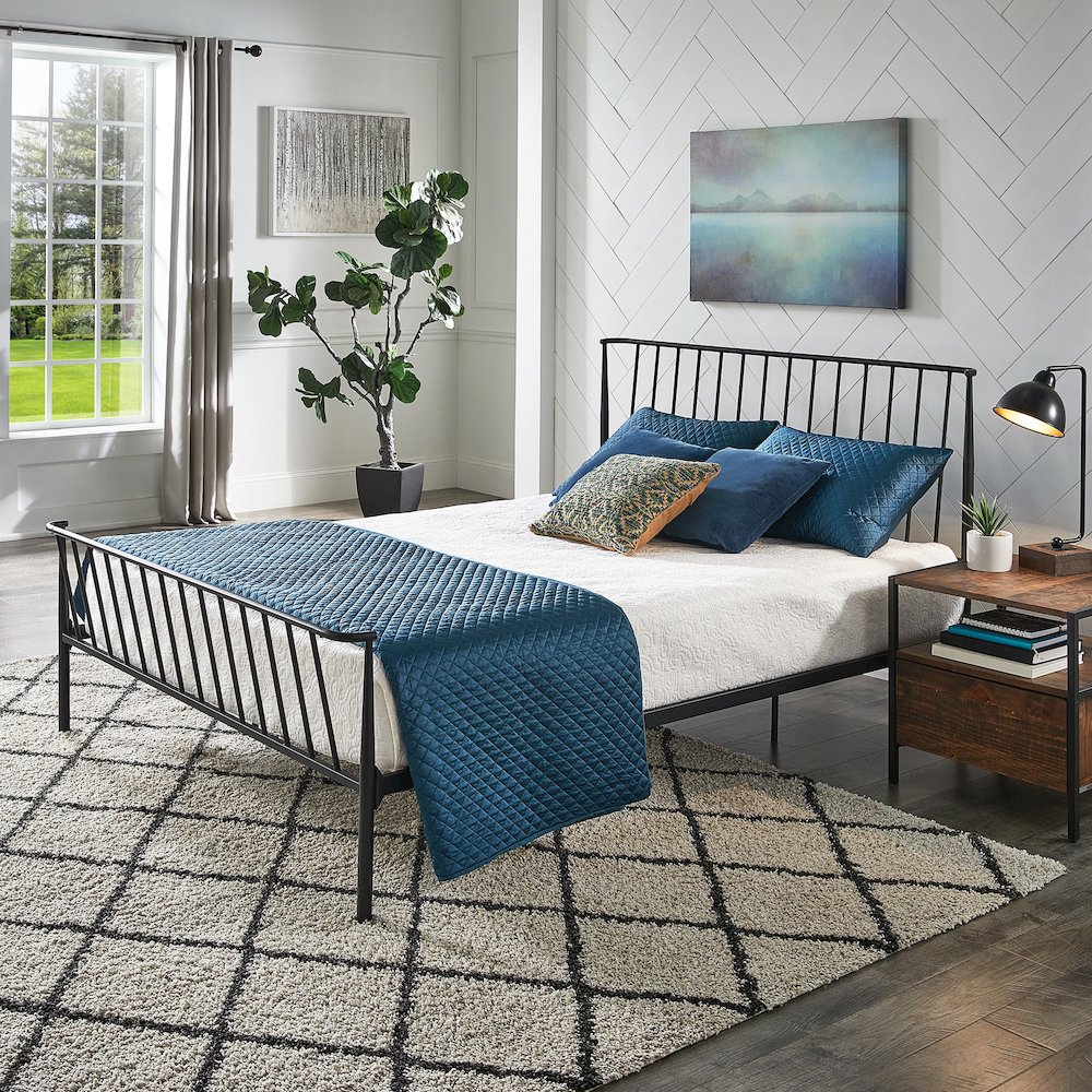 Matte Black Finish Metal Queen Bed. Picture 3