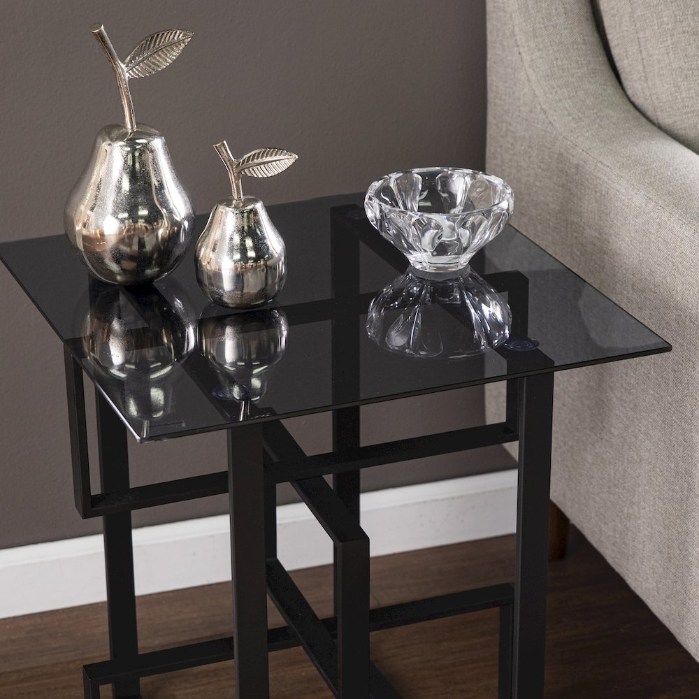 Clanlin Glass-Top Accent Table in Black Color. Picture 4