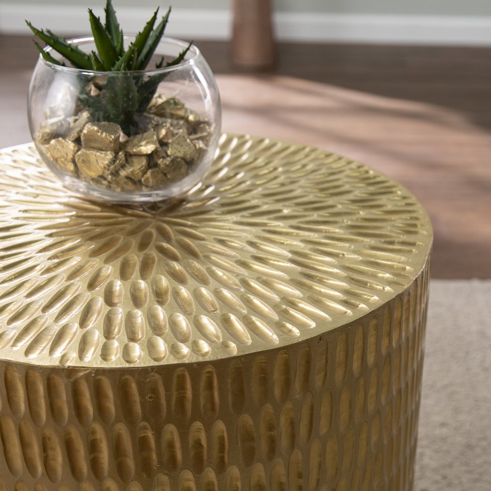 Doylin Round Accent Table. Picture 4