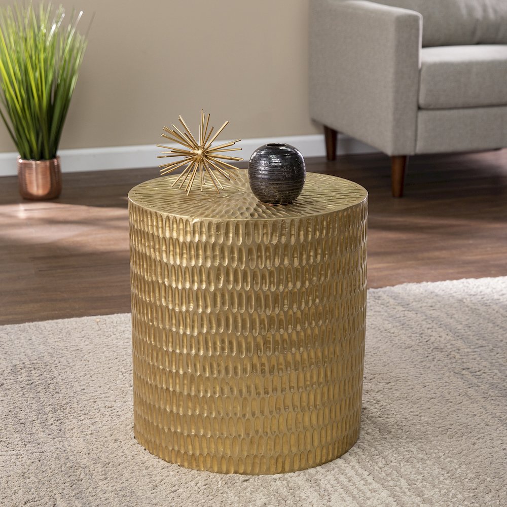 Doylin Round Accent Table. Picture 2