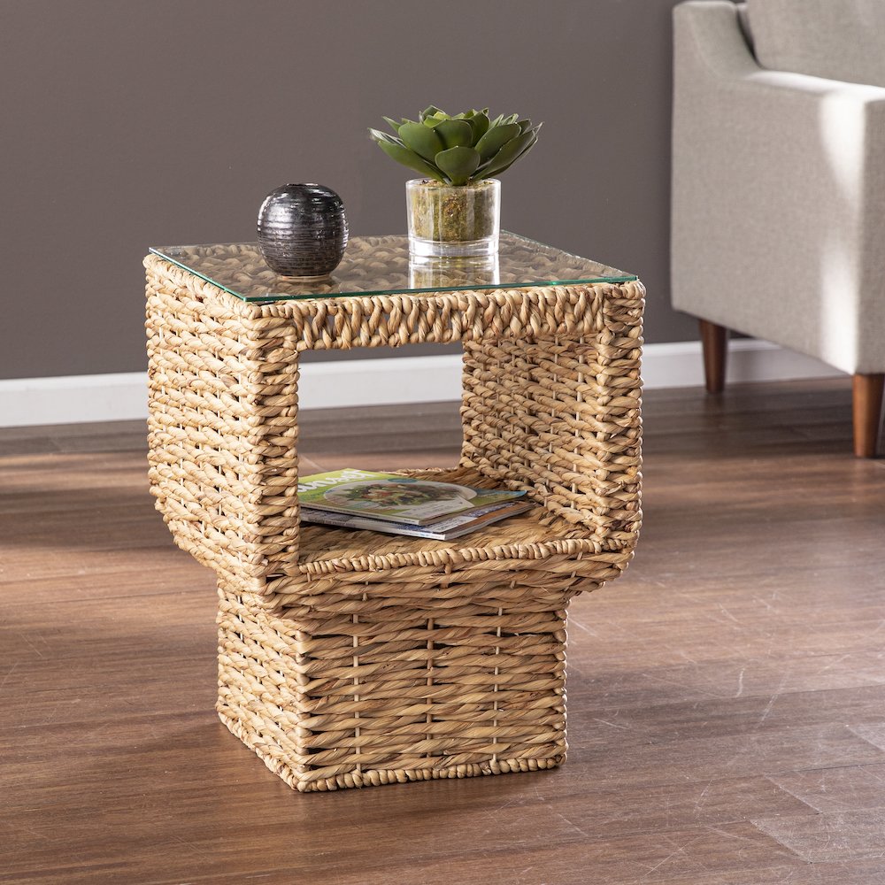 Pallston Water Hyacinth Accent Table. Picture 2
