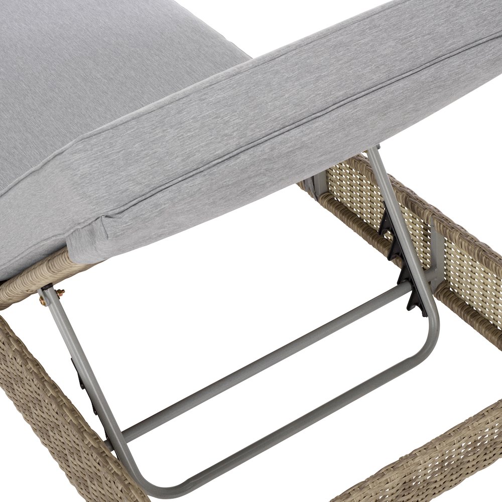 Jeremy Pe Wicker Sunlounger. Picture 4