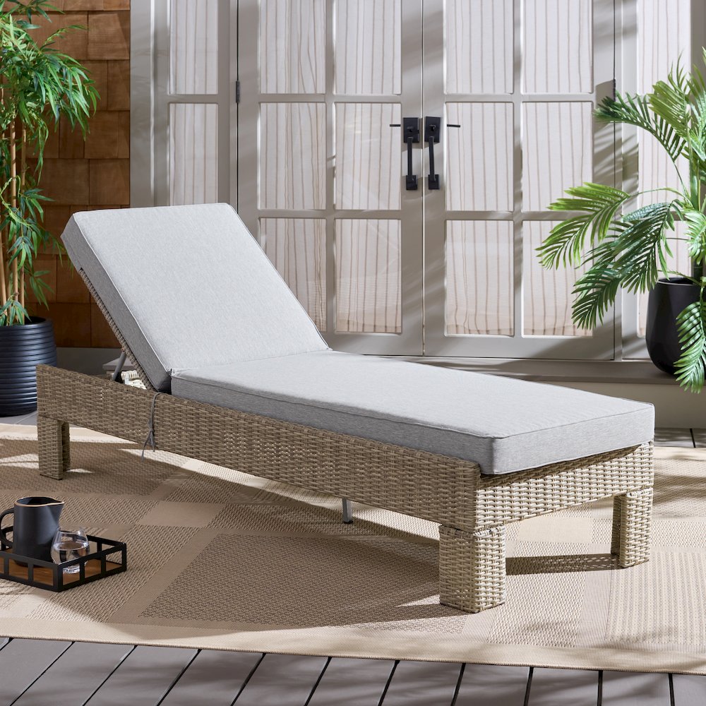Jeremy Pe Wicker Sunlounger. Picture 1