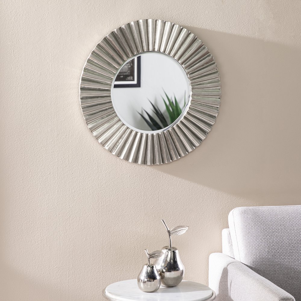 Hessmer Round Decorative Mirror. Picture 2