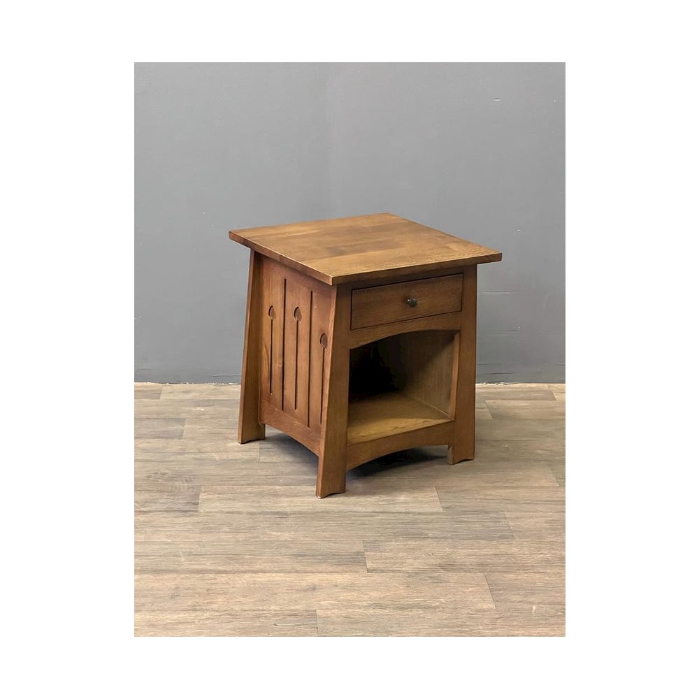 Mission Style Solid Quarter Sawn Oak Keyhole End Table. Picture 1