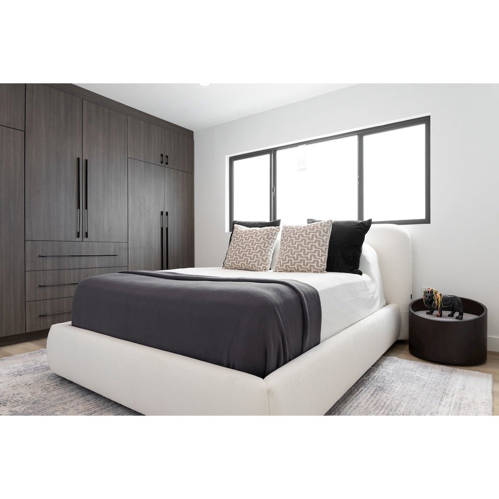 Modrest Liam - Eastern King Modern Ivory Upholstered Bed. Picture 8