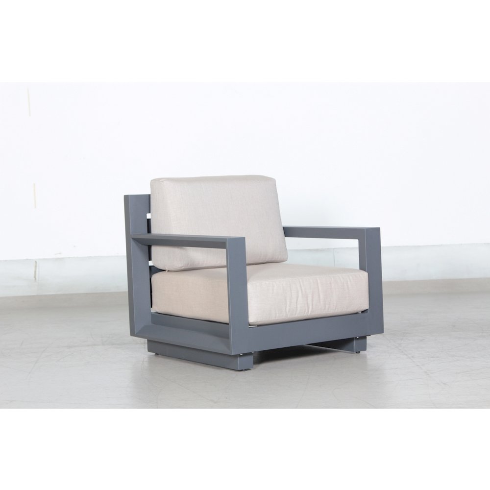 Paris Club Chair. Picture 1