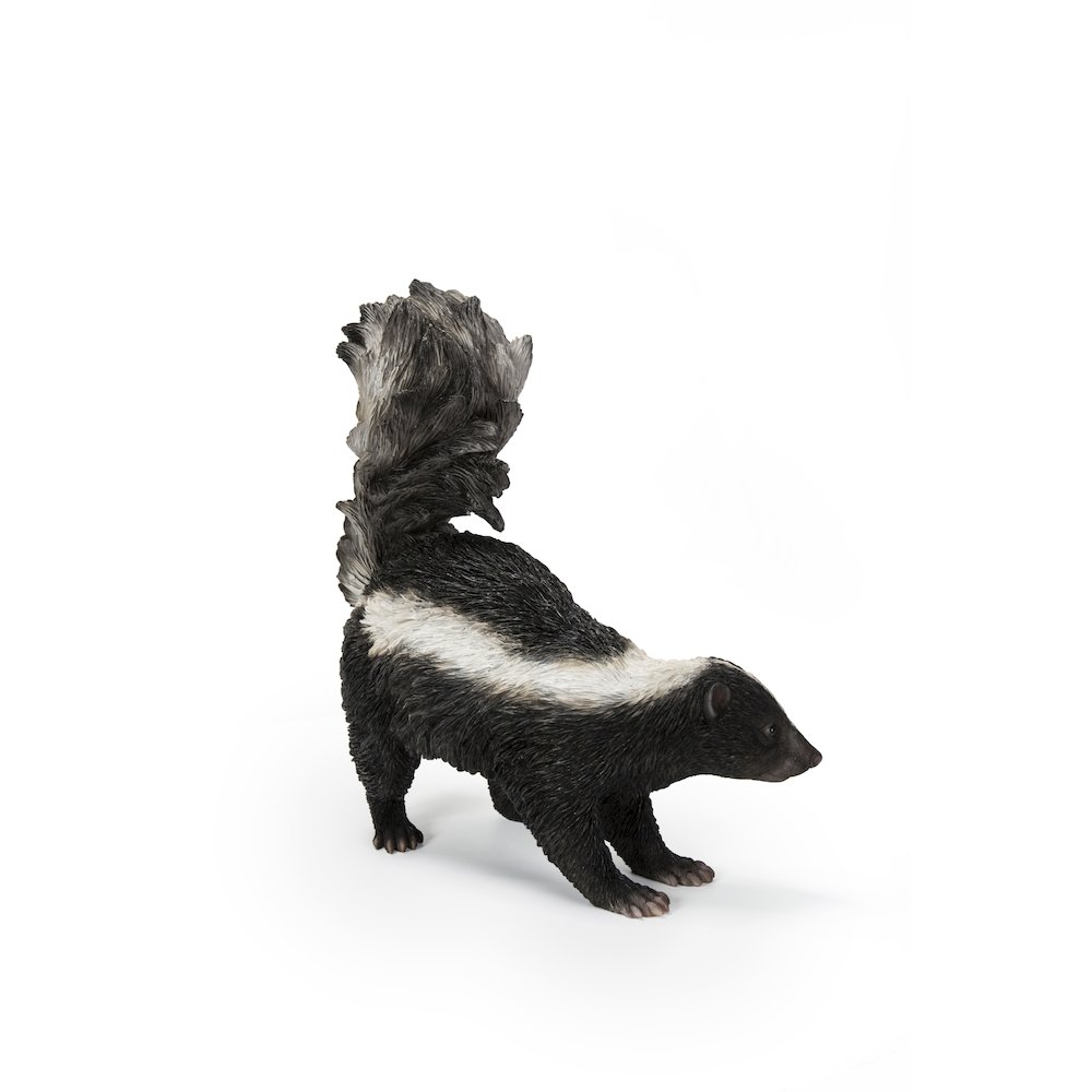 Walking Skunk Statue. Picture 4