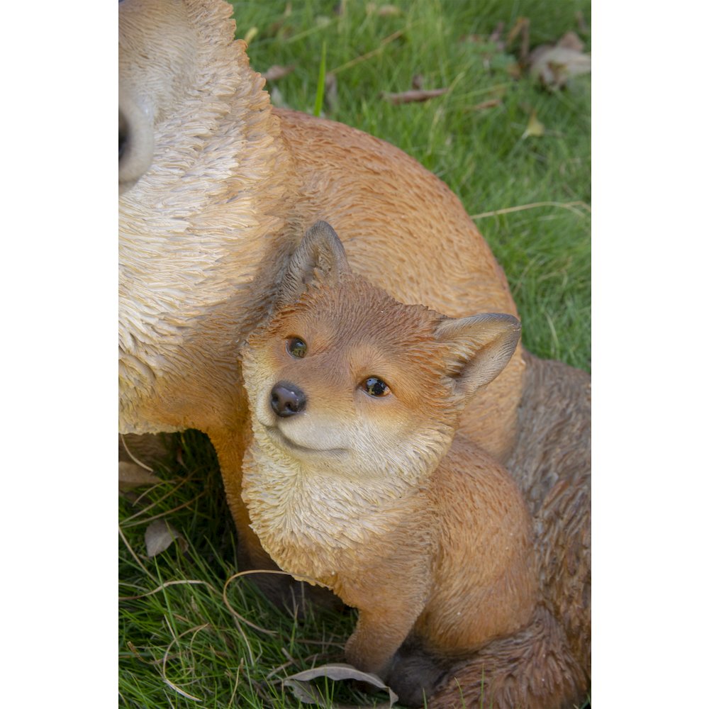 Mother & Baby Fox Sitting. Picture 2