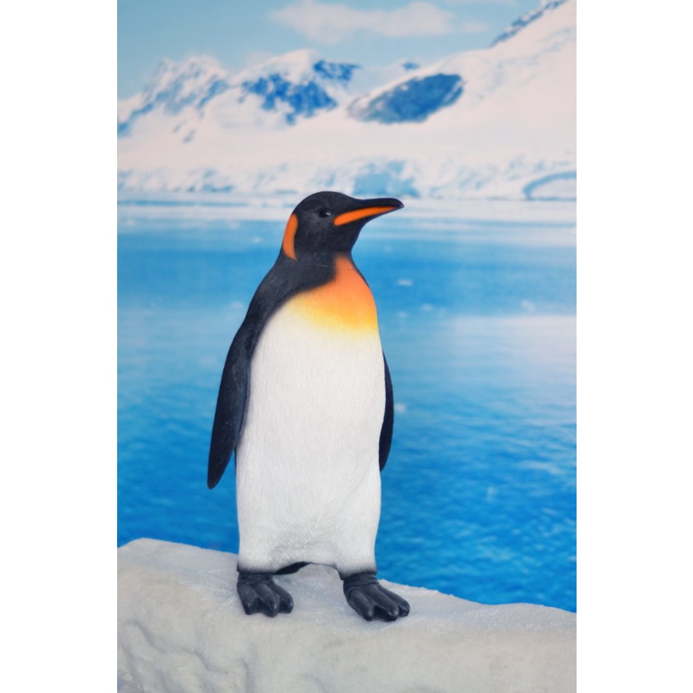 Small Penguin Statue. Picture 1