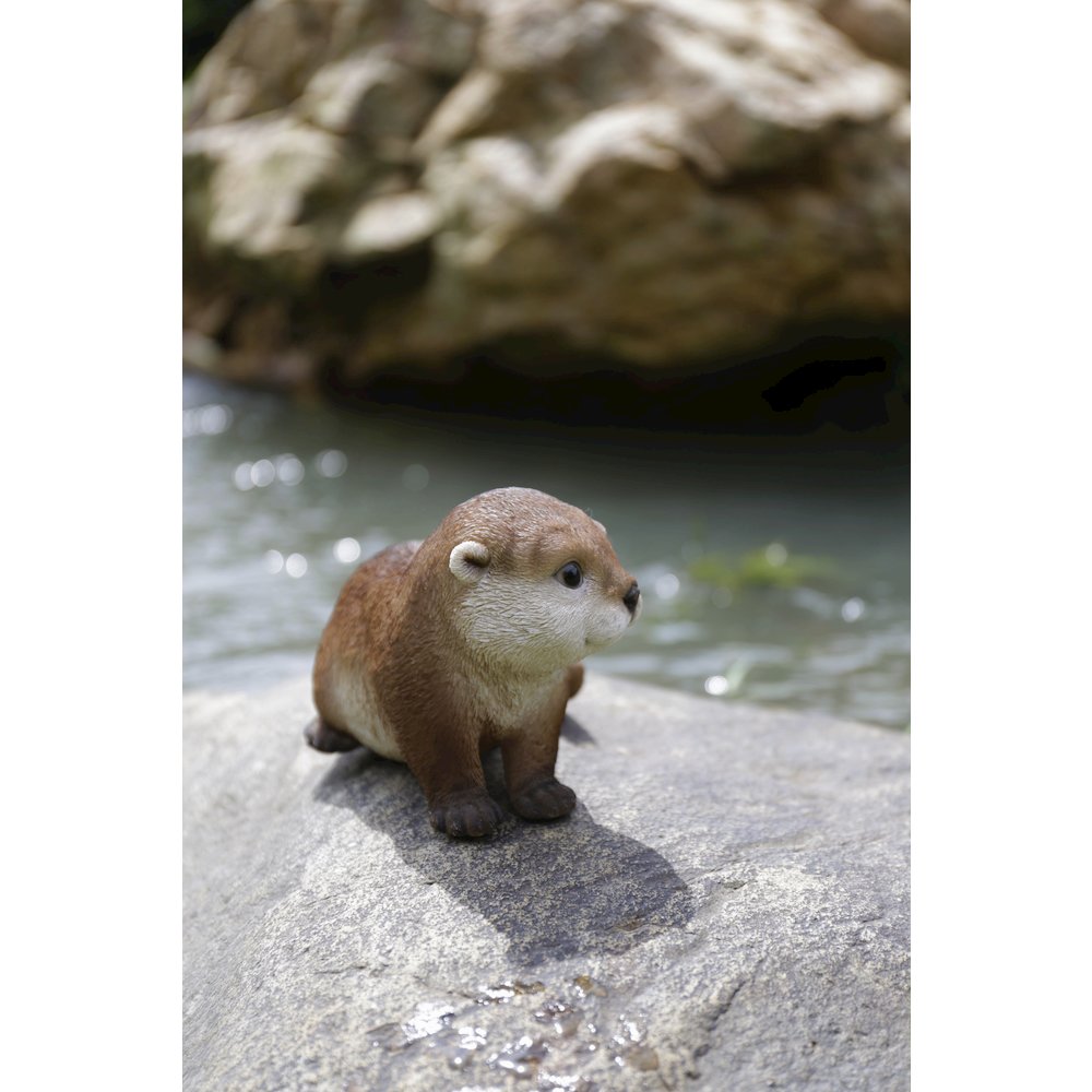 Otter Leaning Forward Statue. Picture 6
