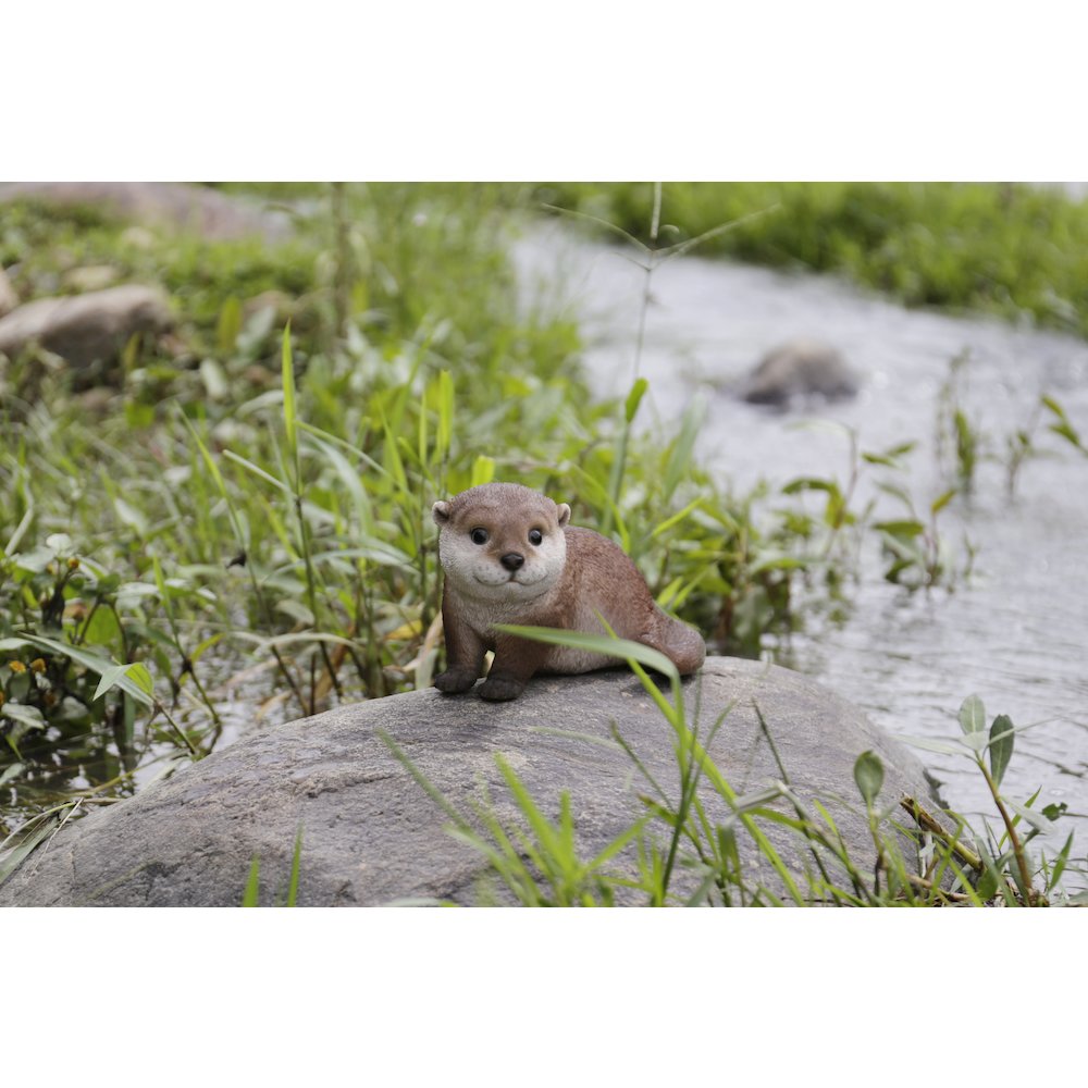 Otter Leaning Forward Statue. Picture 7