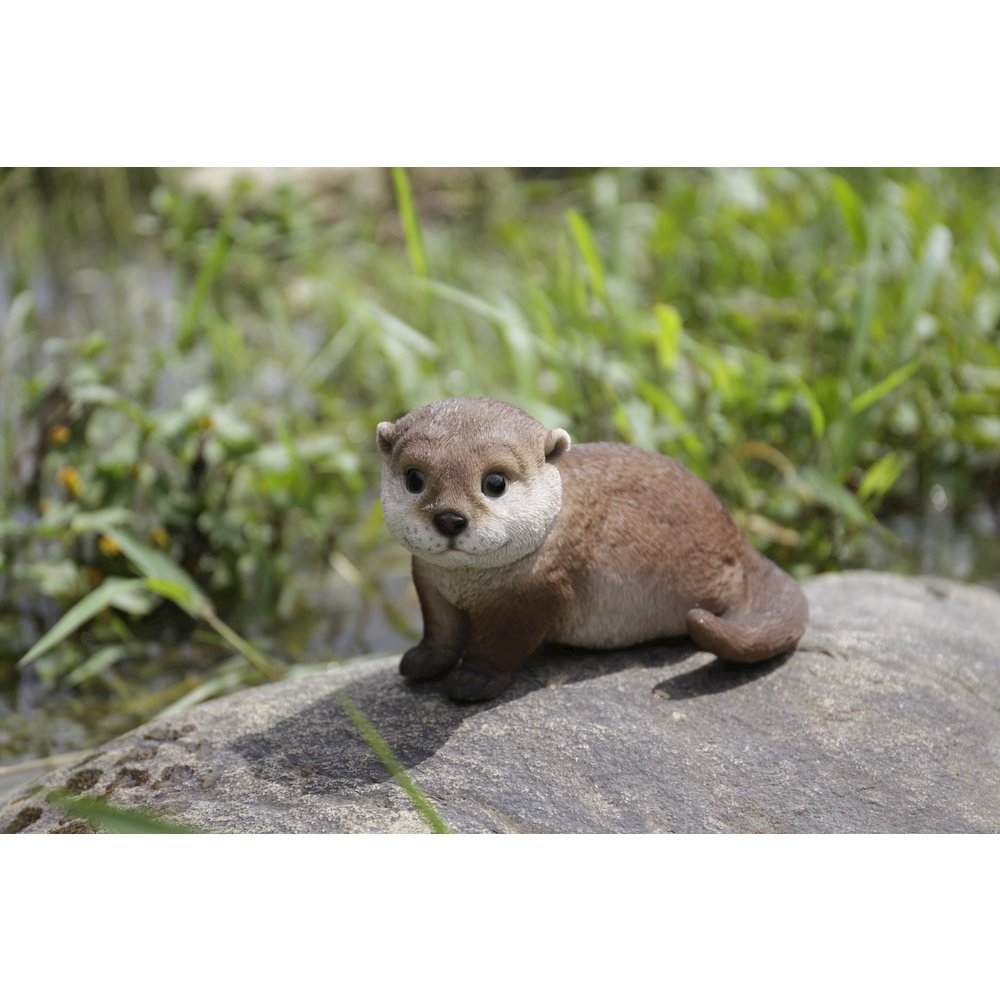 Otter Leaning Forward Statue. Picture 8
