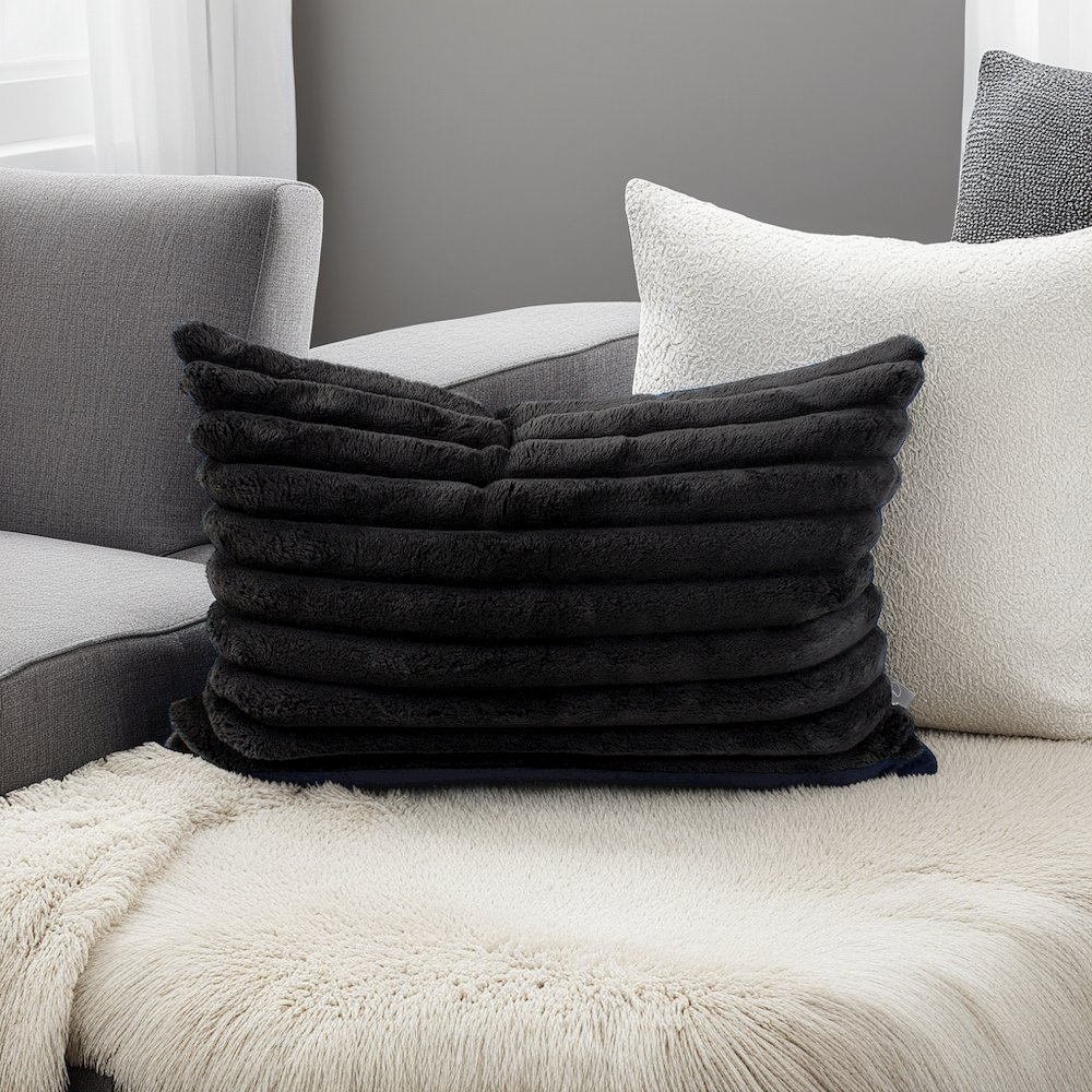 Pillow 14 x 22 Shar Pei Black - Down Insert. Picture 2