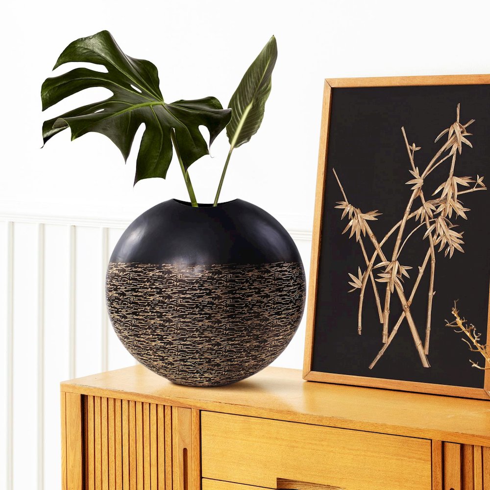 Golden Thread Medium Disc Vase. Picture 9
