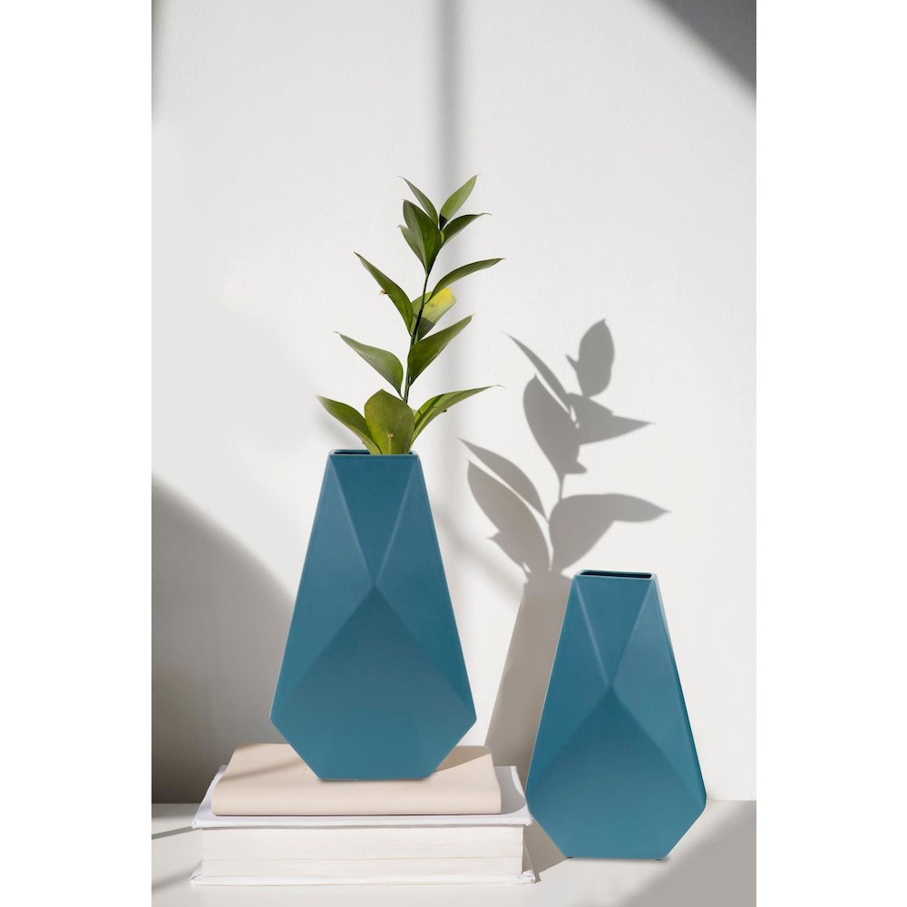 Brassa vessel- Tall. Picture 8