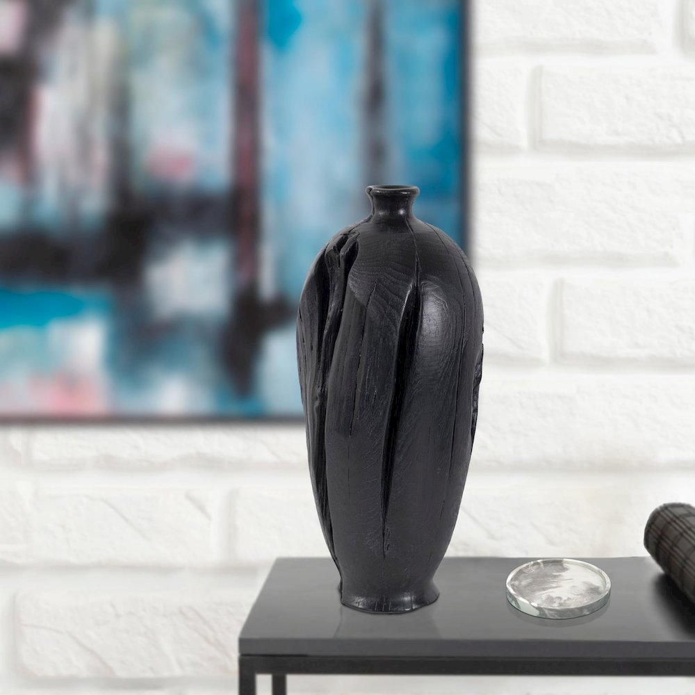 Haru Tall Vase in Black. Picture 8
