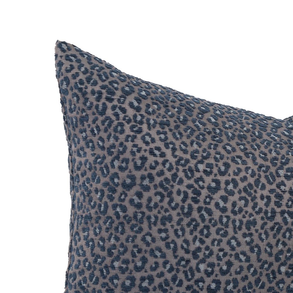 Pillow  14 x 22 Lynx Indigo - Poly Insert. Picture 4
