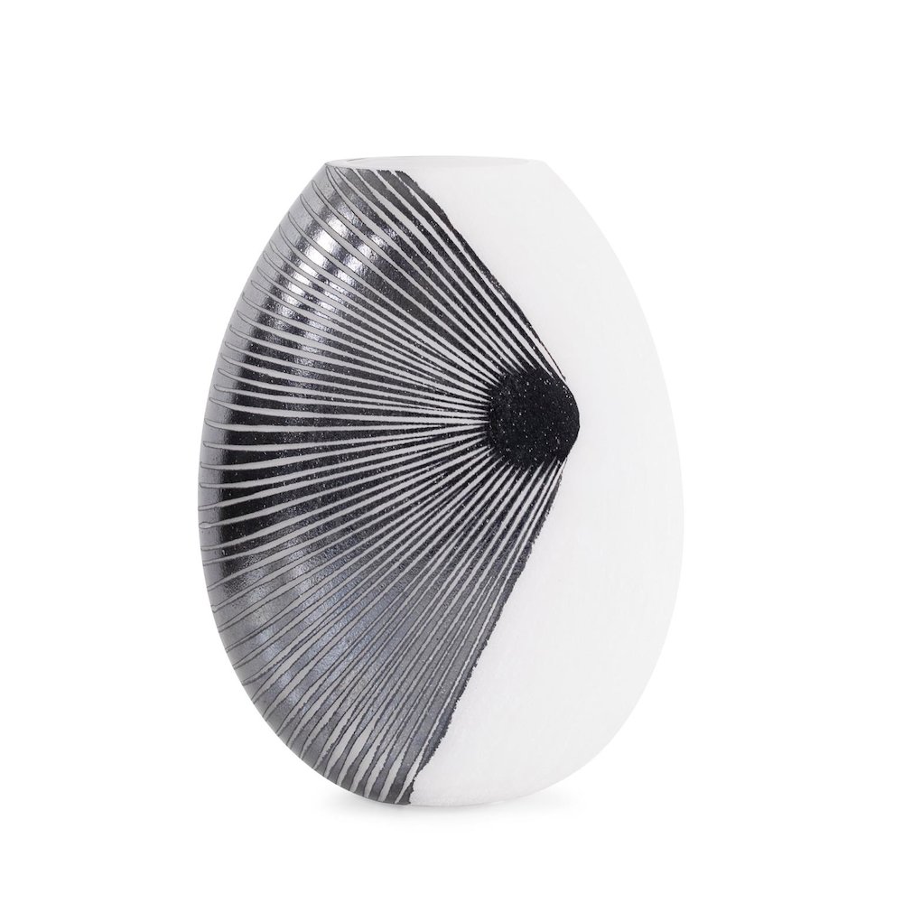 Oxman Hypnotic Short Glass Vase. Picture 8