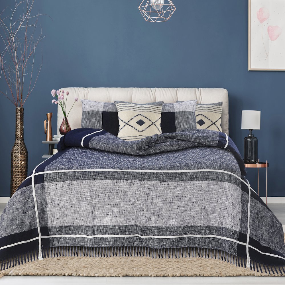 Coverlet Cotton in Blue/White 90" x 108". Picture 6