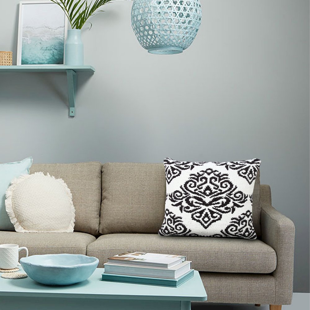 Traditional Decorative Damask Throw Pillow. Picture 9