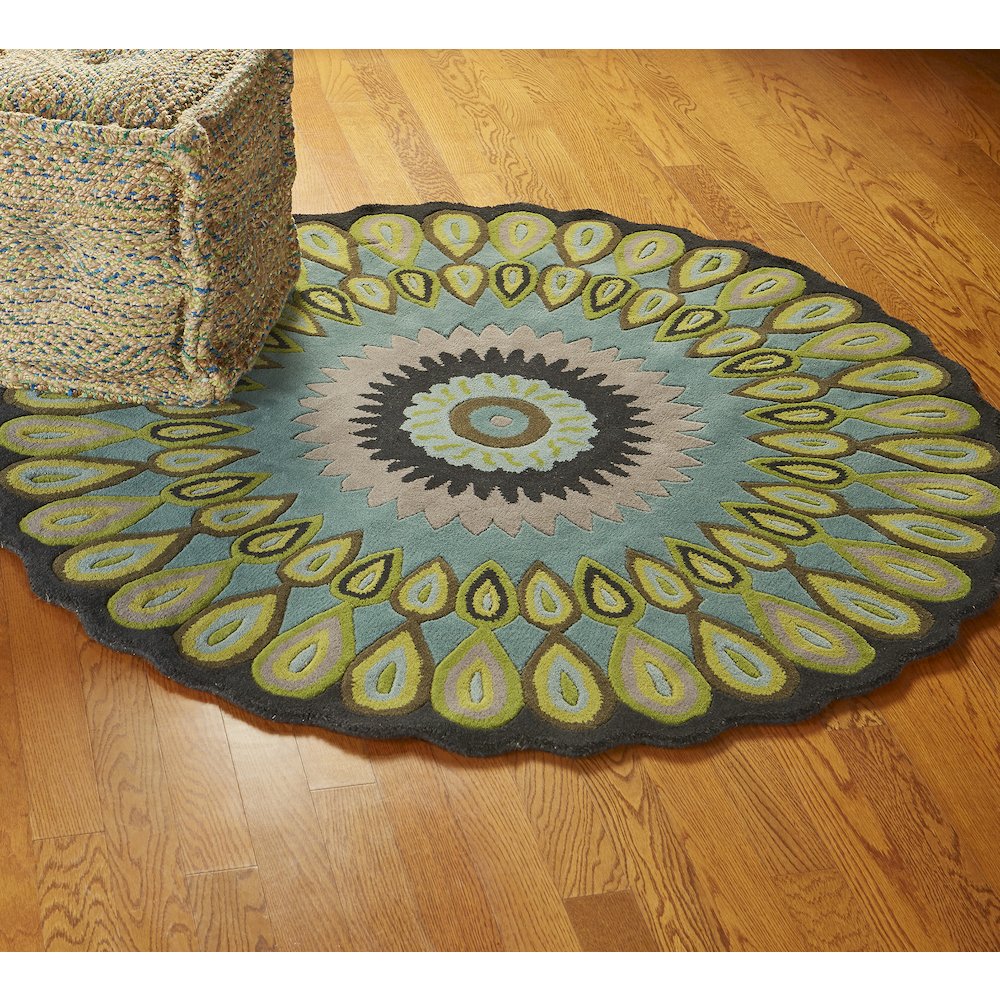 Traditional Peacock Indoor Area Rug. Picture 2