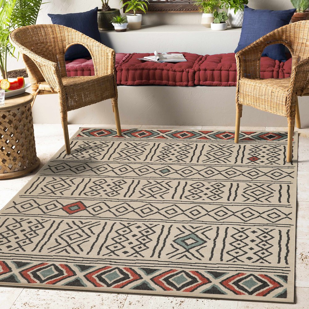 Ivory/Black Southwestern Diamond Polypropylene Indoor/Outdoor Area Rug. Picture 2