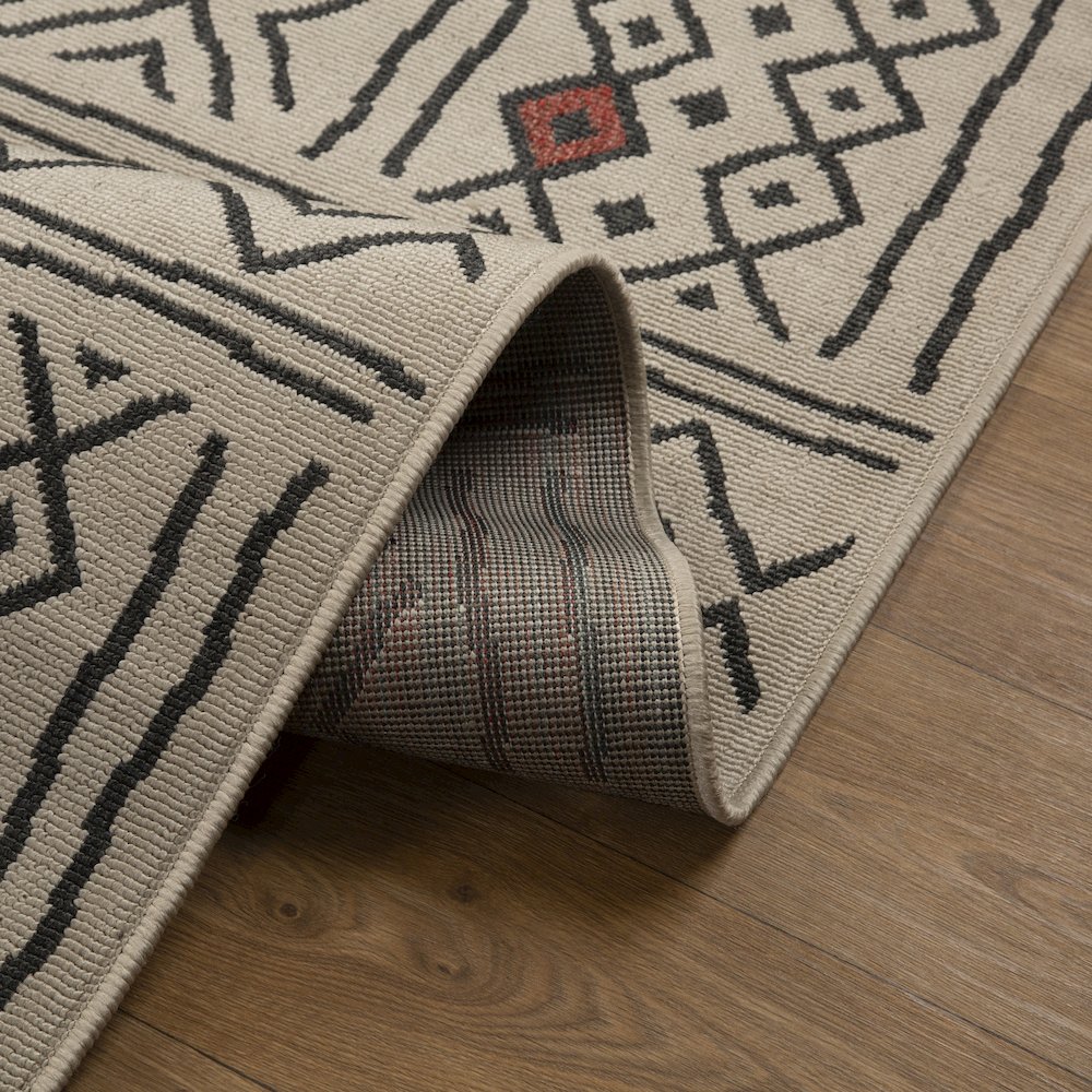 Ivory/Black Southwestern Diamond Polypropylene Indoor/Outdoor Area Rug. Picture 3