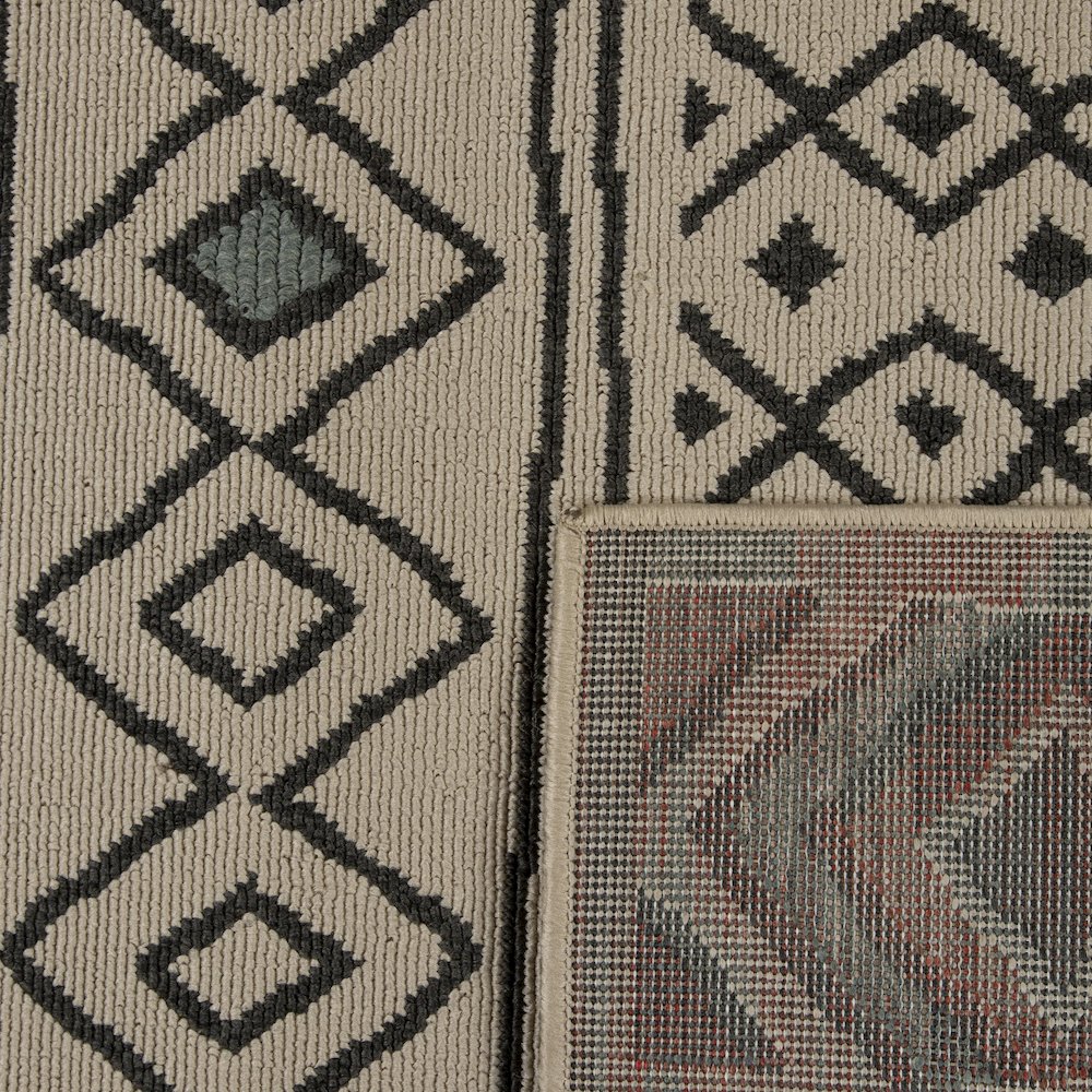 Ivory/Black Southwestern Diamond Polypropylene Indoor/Outdoor Area Rug. Picture 5