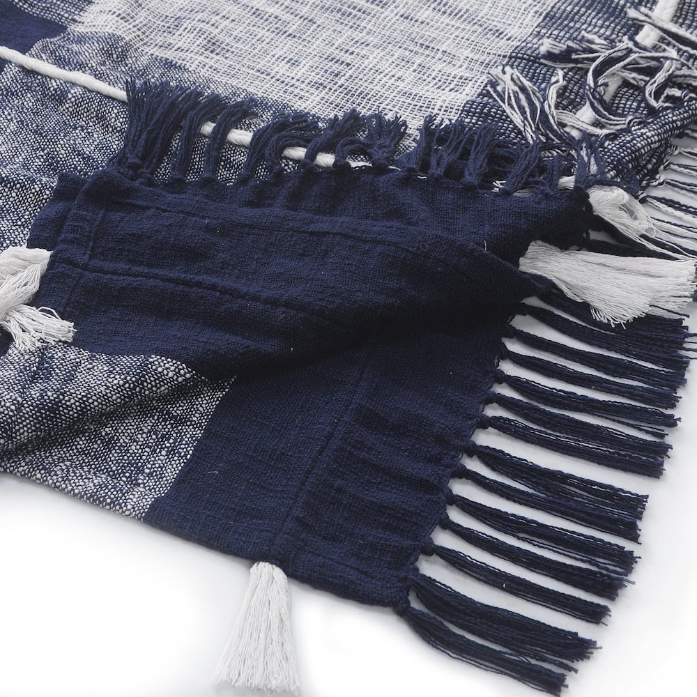 Coverlet Cotton in Blue/White 90" x 90". Picture 4