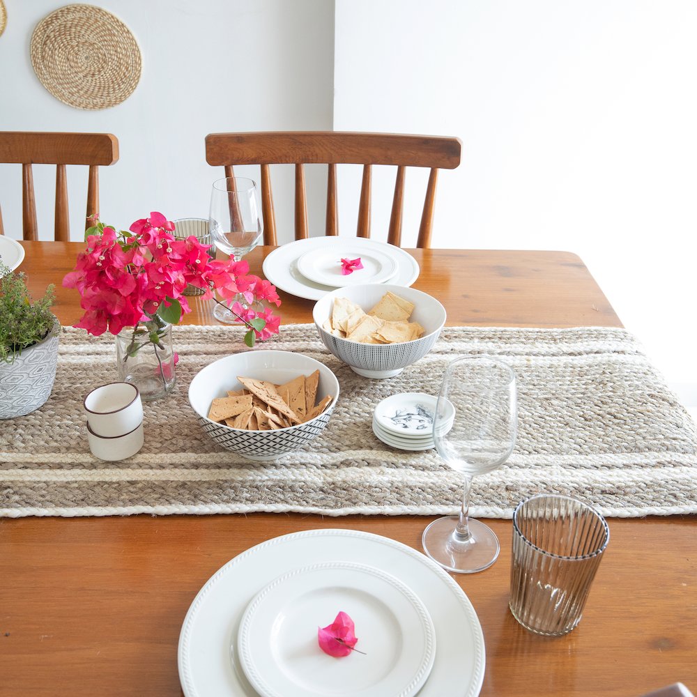 Classic Jute Table Top Placemat in Tan/White,  1'4" x 6'8". Picture 2