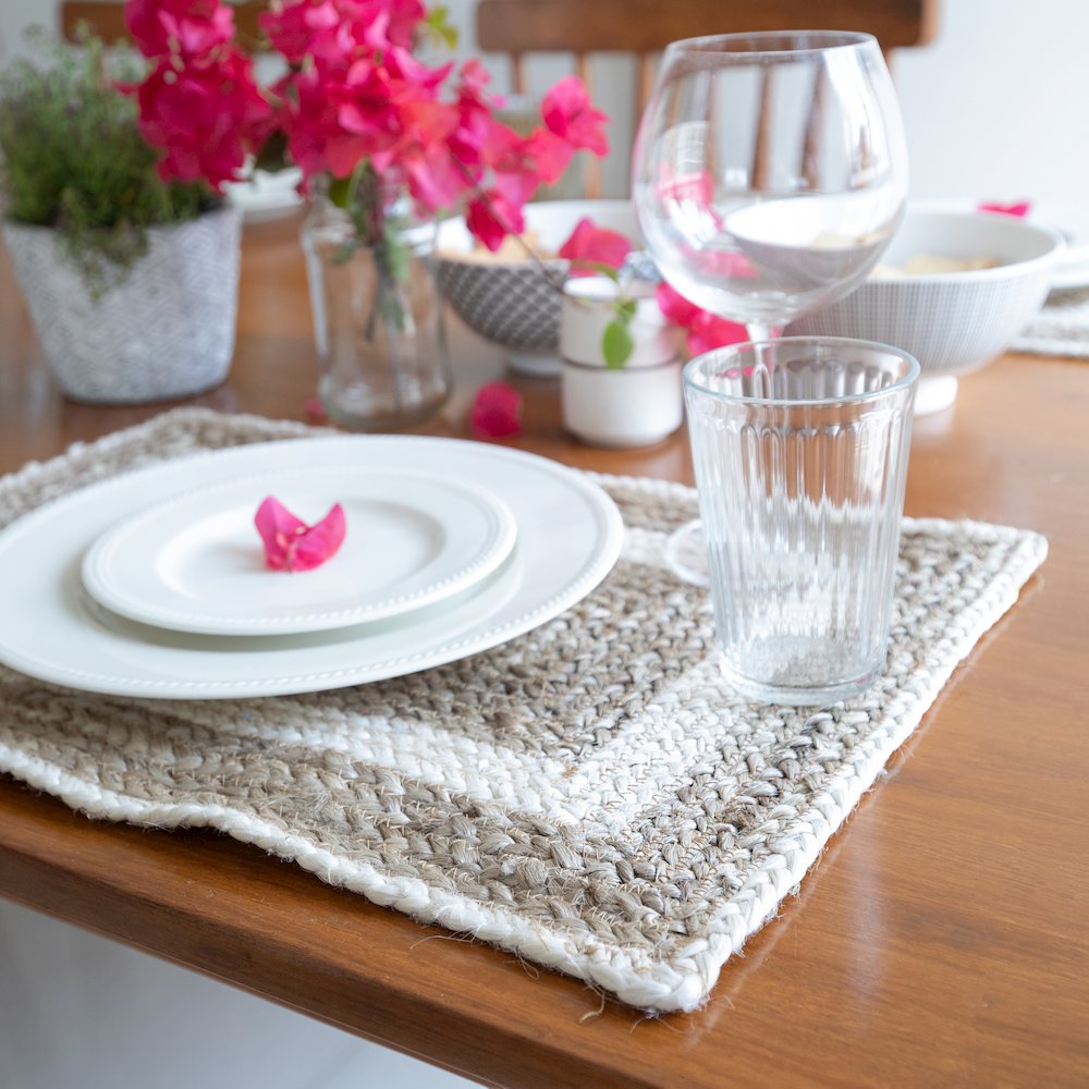 Classic Jute Set of 4 Table Top Placemat in Tan/White,  1'1" x 1'7". Picture 6