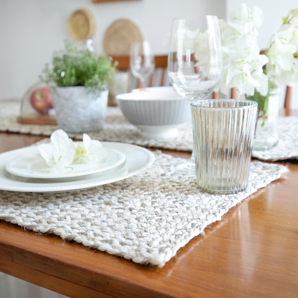 Classic Jute Set of 4 Table Top Placemat in White/Tan,  1'1" x 1'7". Picture 5