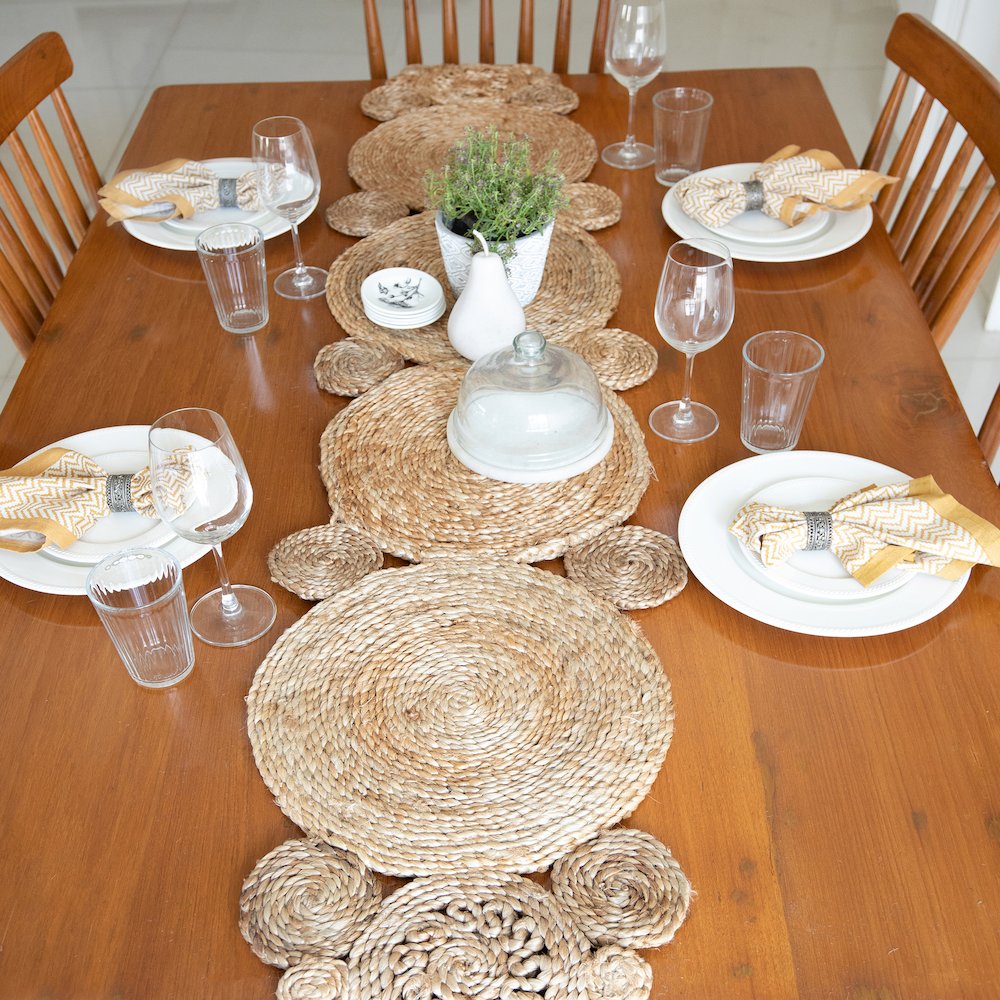 Connected Jute Circles Table Runner. Picture 3