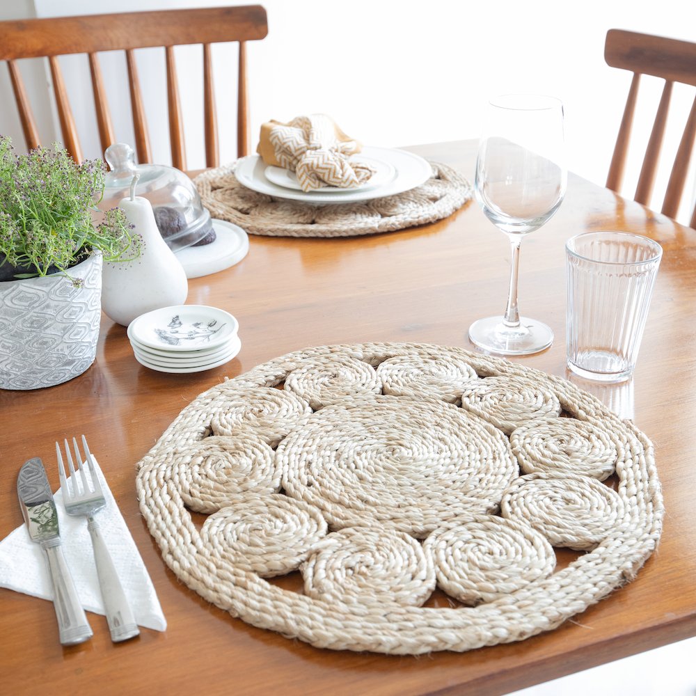 Bordered Braided Jute Placemats, Set of Two. Picture 4
