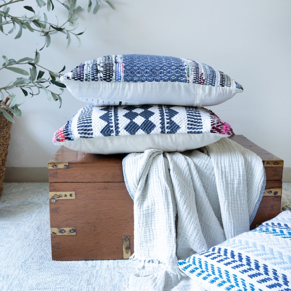 Ox Bay Hand-Woven Blue/Multicolored Tribal Cotton Blend Pillow Cover. Picture 5