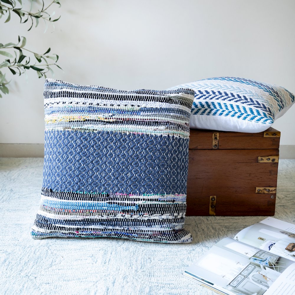 Ox Bay Hand-Woven Blue/Multicolored Diamond Cotton Blend Pillow Cover. Picture 2