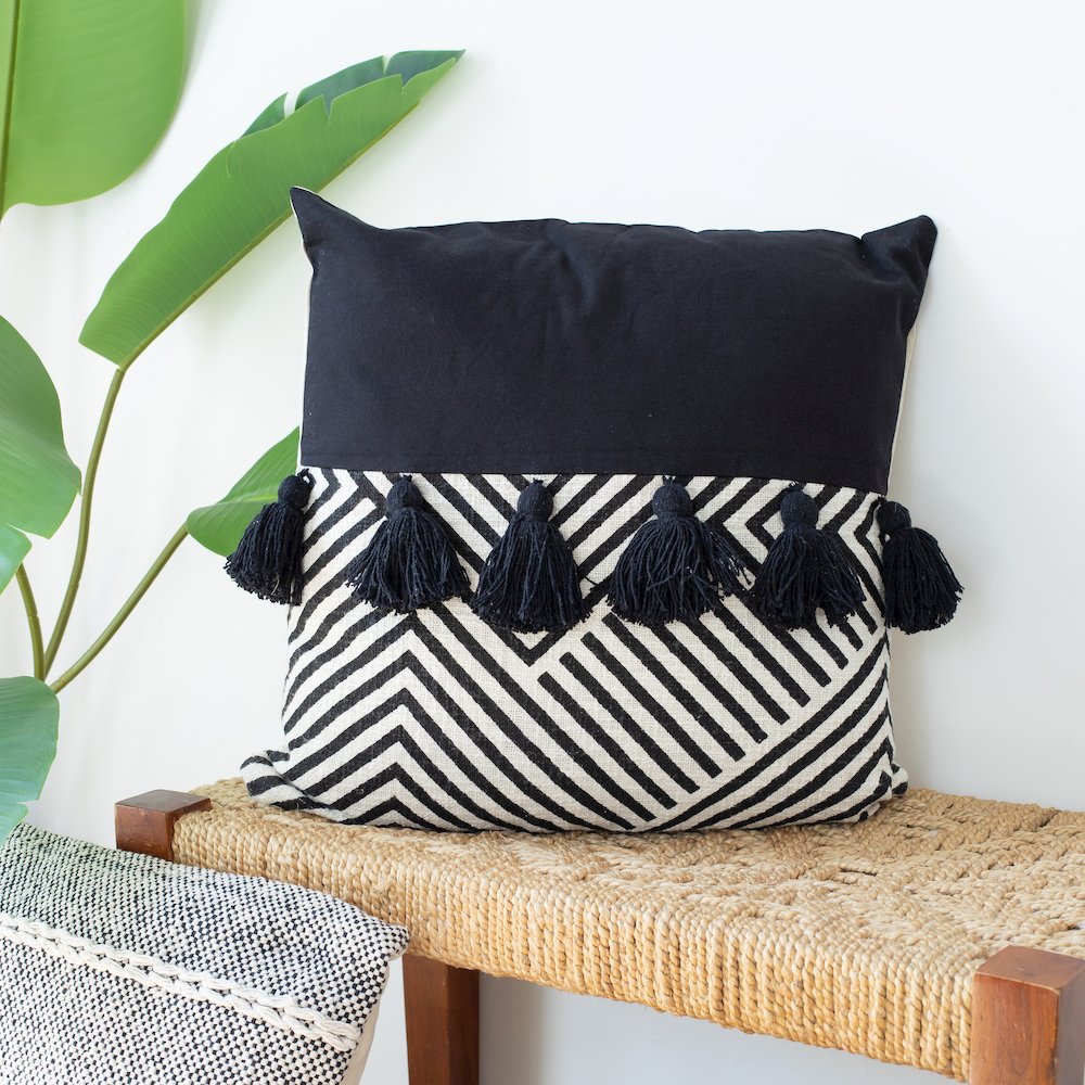 Ox Bay Hand-Woven Black/White Geometric All-Natural Cotton  Pillow Cover. Picture 2
