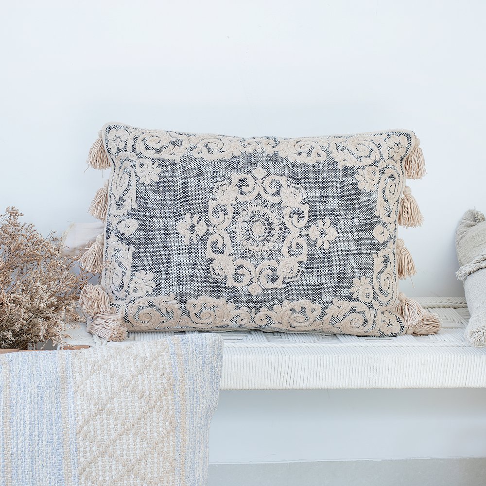 Ox Bay Hand-stitched Gray/Cream Medallion All-Natural Cotton  Pillow Cover. Picture 2