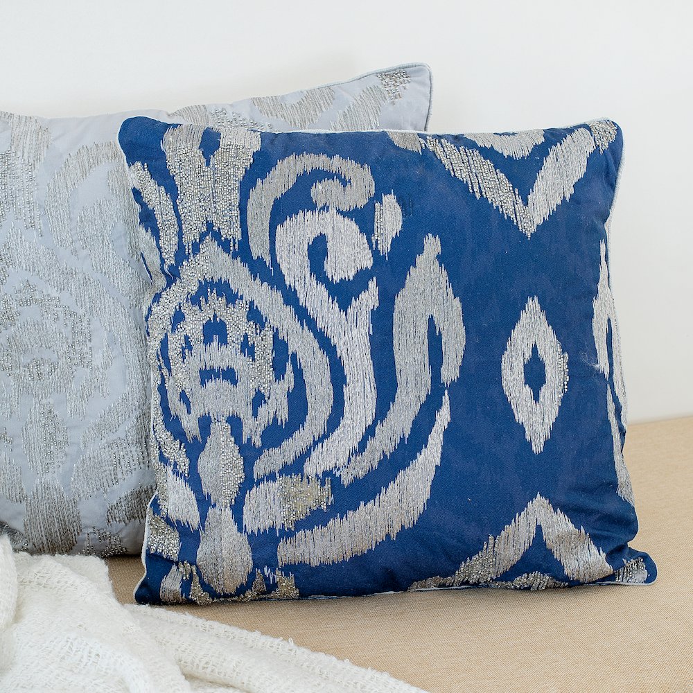 Cosmopolitan Performance Poly Filled Pillow in Silver/Gray, 20" x 20". Picture 2