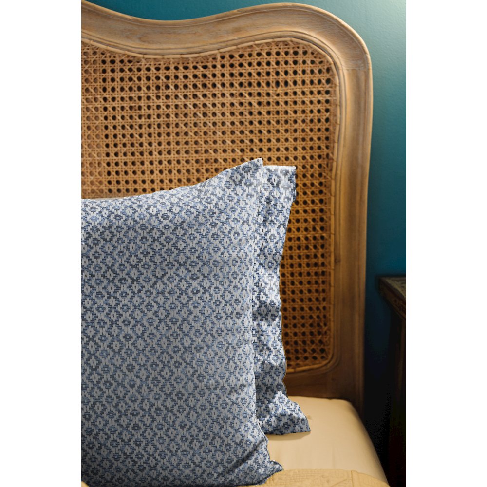 Insignia Cotton Pillow Set of 2 in Blue/White, 18" x 18". Picture 8