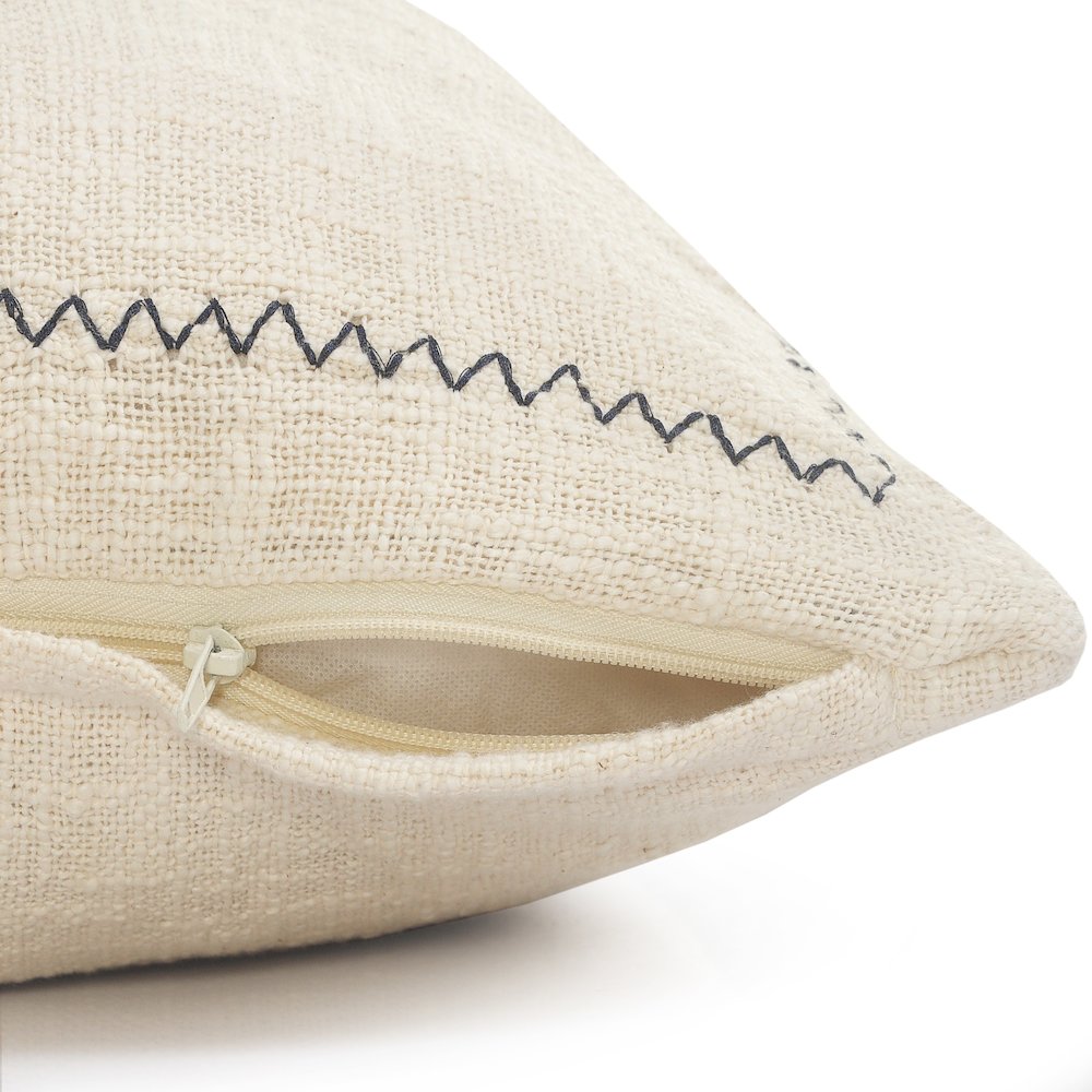 Ox Bay White/Blue Medallion All-Natural Cotton Pillow Cover. Picture 3