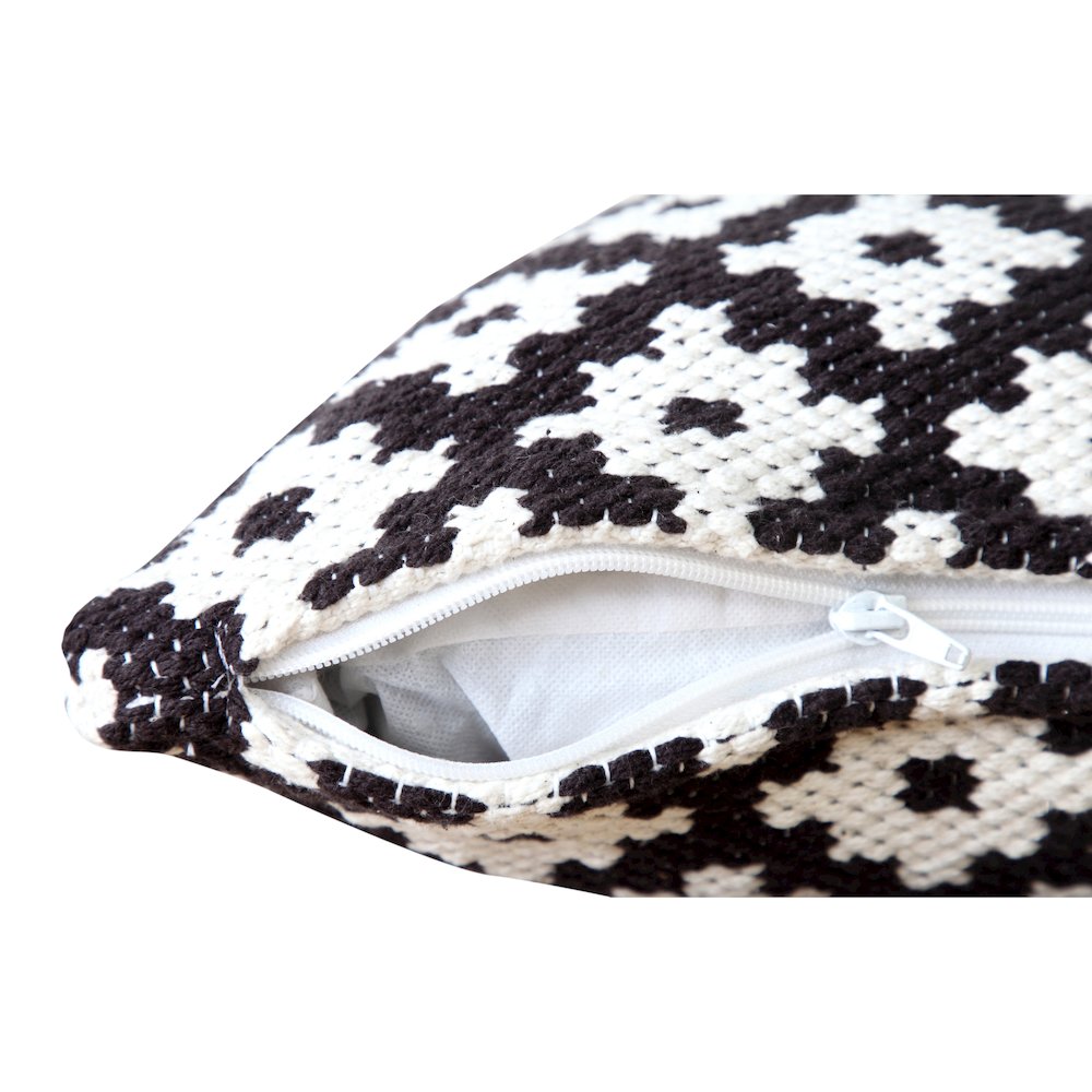 Ox Bay Machine-Made Black/White Diamond Cotton Blend Pillow Cover. Picture 3