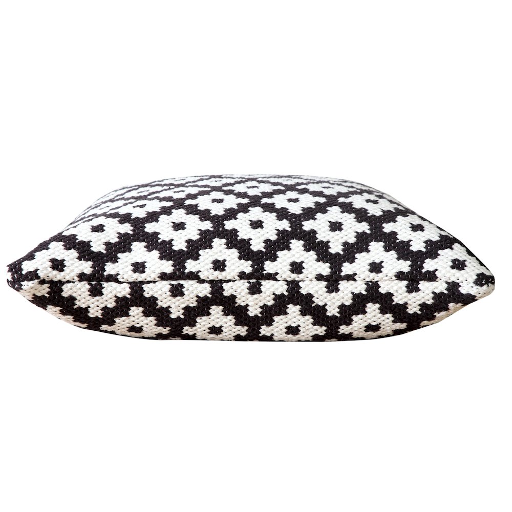 Ox Bay Machine-Made Black/White Diamond Cotton Blend Pillow Cover. Picture 6
