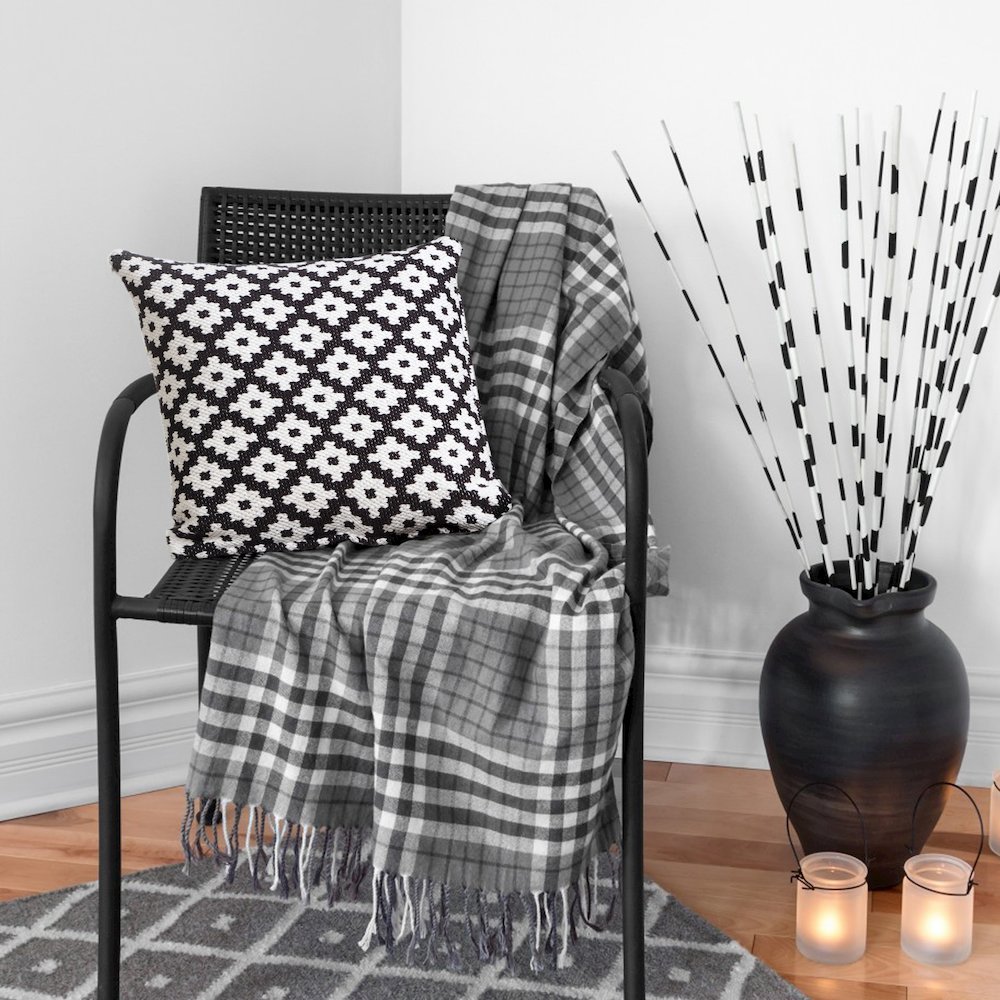 Ox Bay Machine-Made Black/White Diamond Cotton Blend Pillow Cover. Picture 9