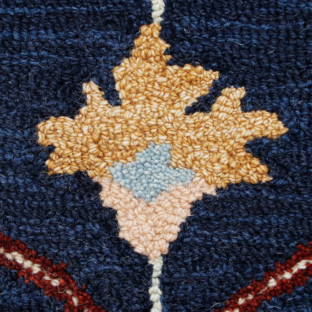 RugsA Navy/Red Trellis Wool Round Rug. Picture 4